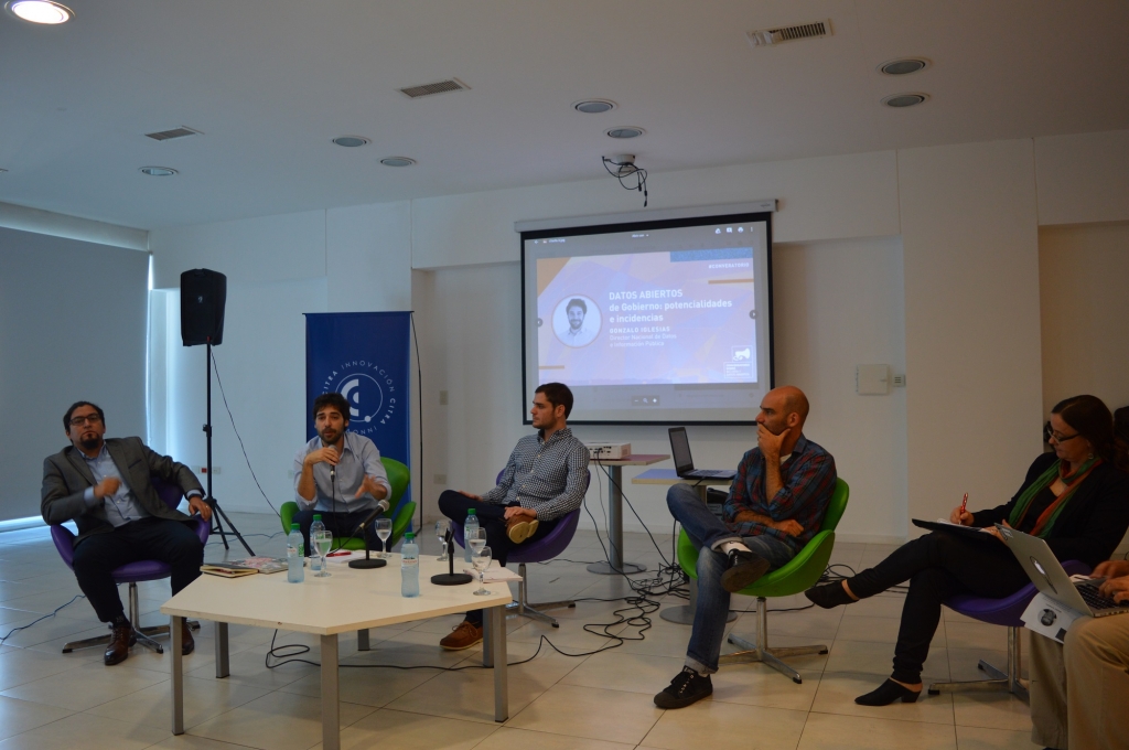 Juan Ignacio Belbis, Gonzalo Iglesias,  Edgar Altszyler, Esteban Magnani y Verónica Xhardez durante el conversatorio