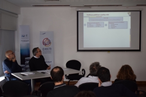 Vladimiro Verre y Carlos Aggio durante la presentación en el taller interno del CIECTI.