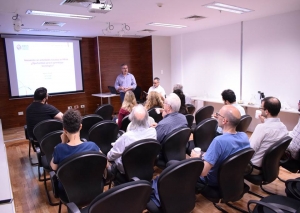 Darío Milesi y Carlos Aggio durante la presentación en la sala de seminarios "Dr. Aldo Ferrer".